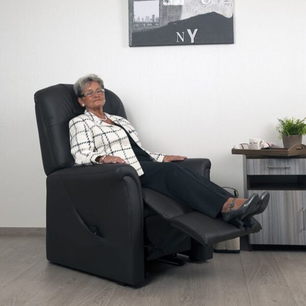 Liftchair with person 6 Sistema de elevação ONTARIO I
