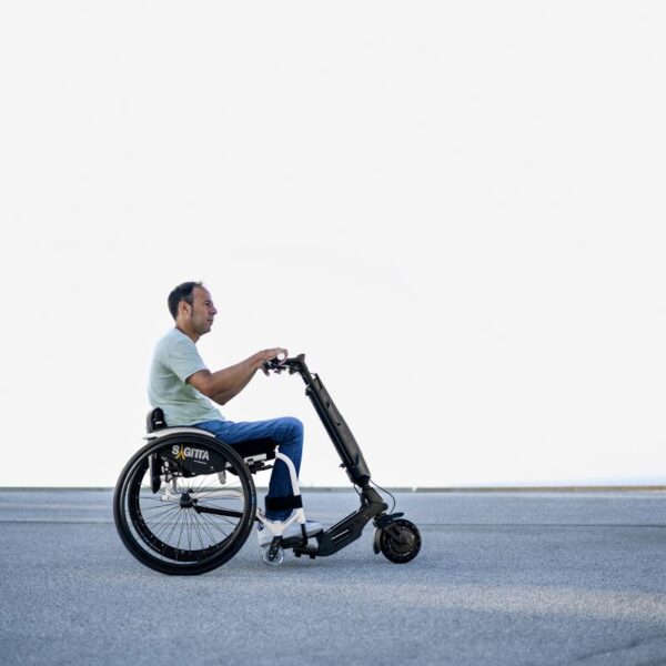 Sagitta Blumil GO with person road - side view white sky BLUMIL GO - Propulsão elétrica