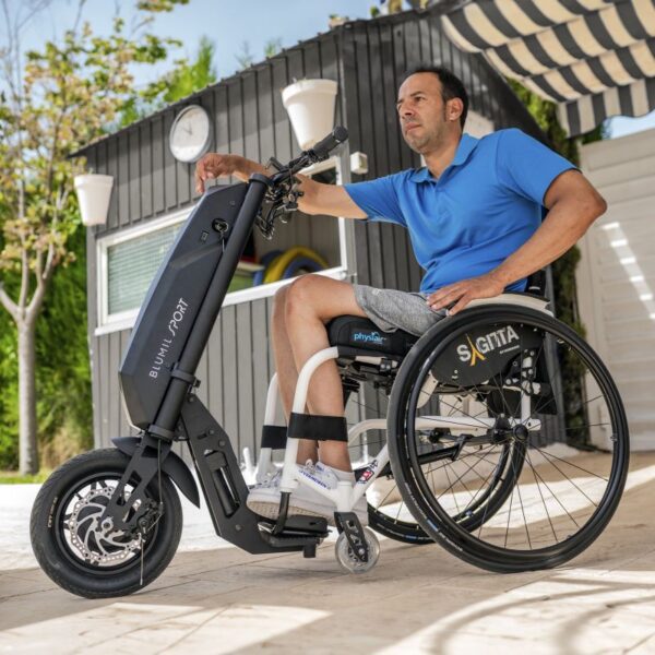 Sagitta Blumil Sport with person shaded grey shed - side view BLUMIL Sport - Propulsão elétrica