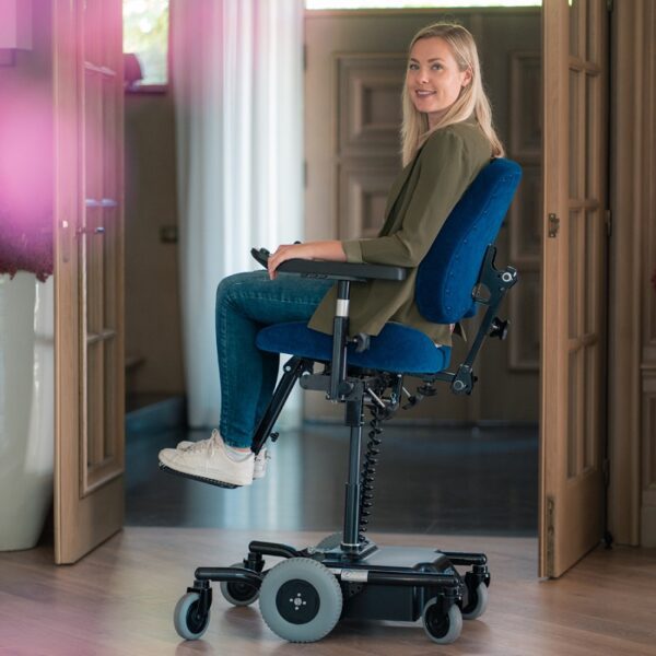 REAL 6100 – Cadeira de Rodas Elétrica de Interior