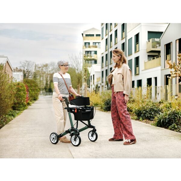 Altima green - 2 ladies outdoor - Vermeiren_089-Without_man - Landscape Altima Premium Rollator