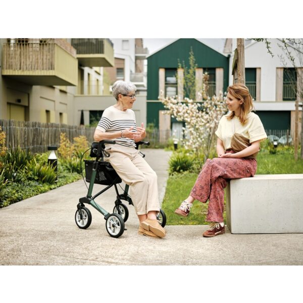 Altima green - 2 ladies outdoor talking - Vermeiren_119 - Landscape Altima Premium Rollator